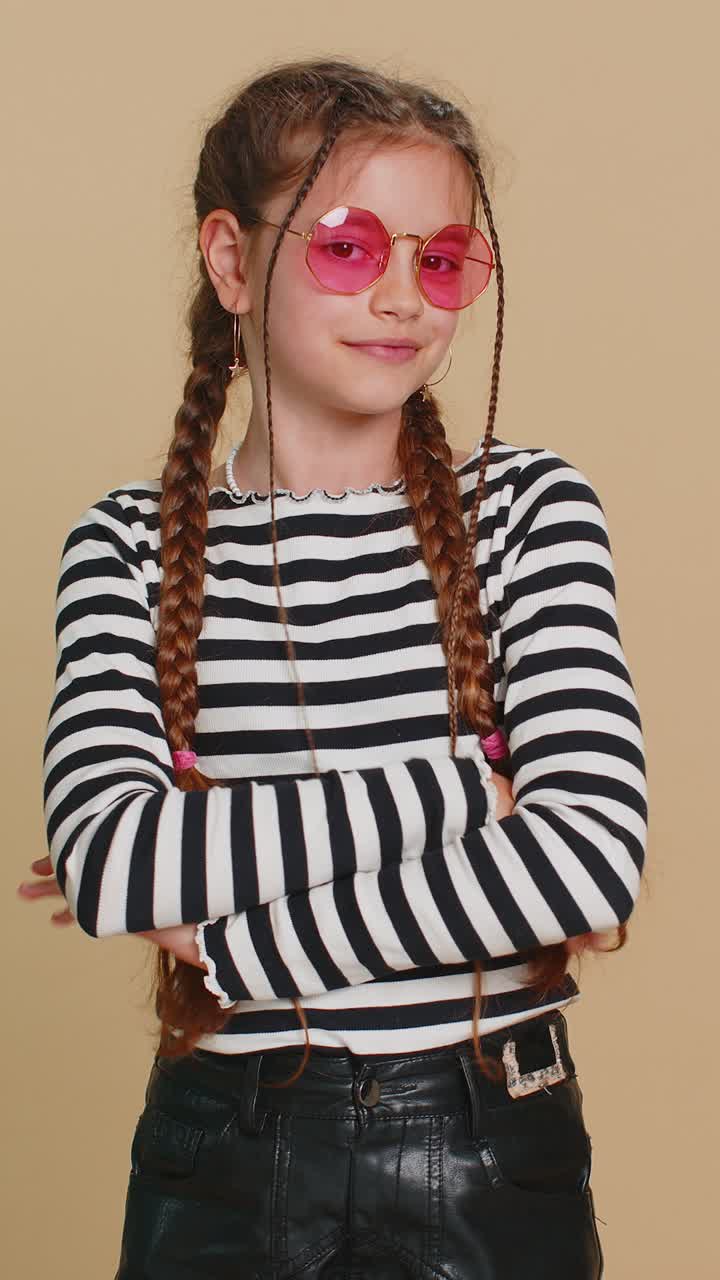 feliz preadolescente niña niña niño con gafas de sol sonrisa encantadora coqueteando expresando optimismo