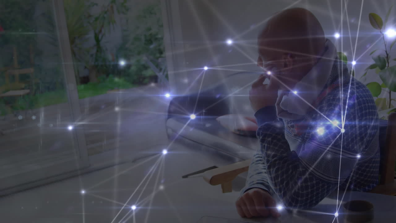 animación de redes de conexiones con iconos sobre el hombre usando teléfono inteligente