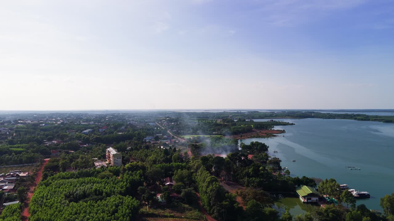 Veduta aerea in ascesa di foreste e colture in fiamme lungo il lago Tri An a Dong Nai (Vietnam).