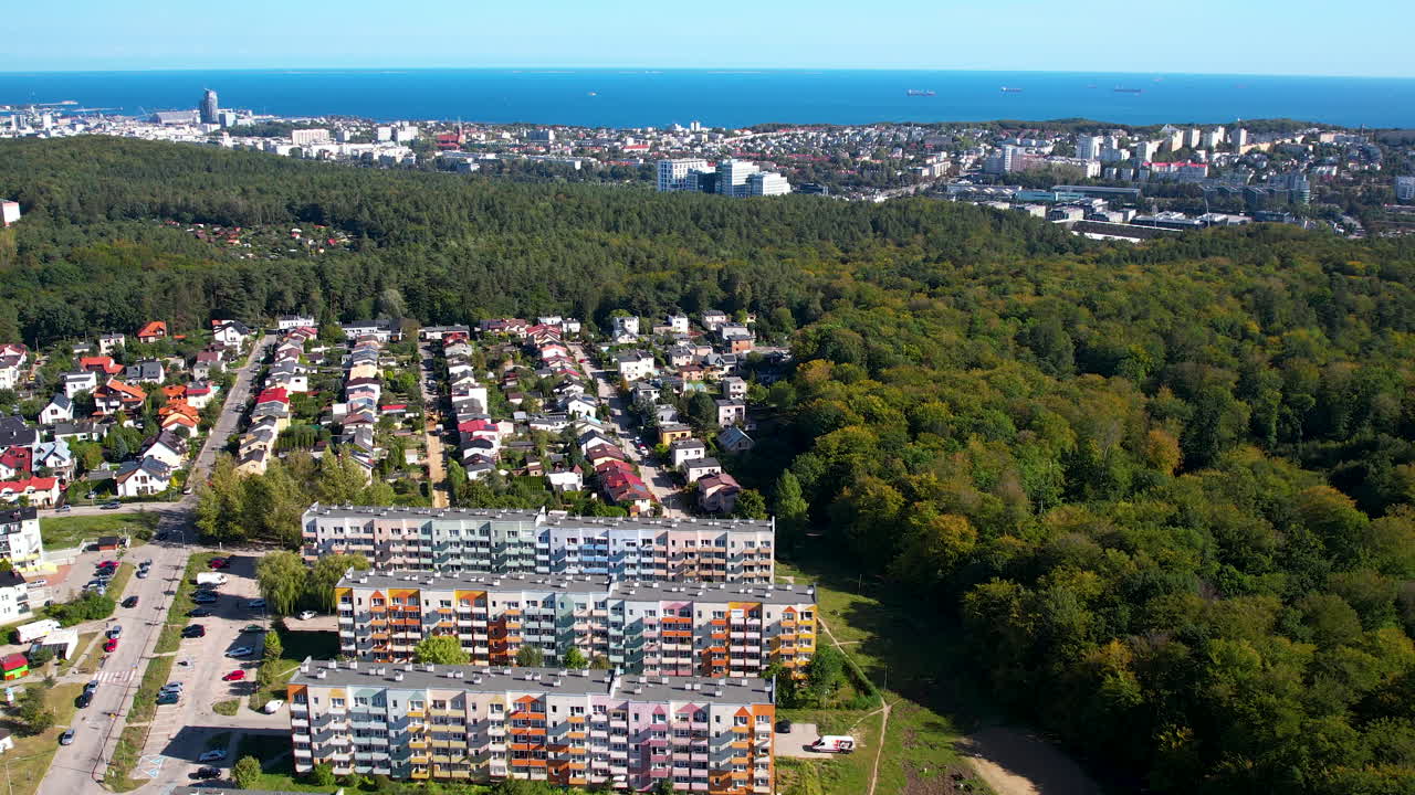 fotografía aérea del distrito de witomino y la ciudad de gdynia en el fondo del cielo azul, polonia
