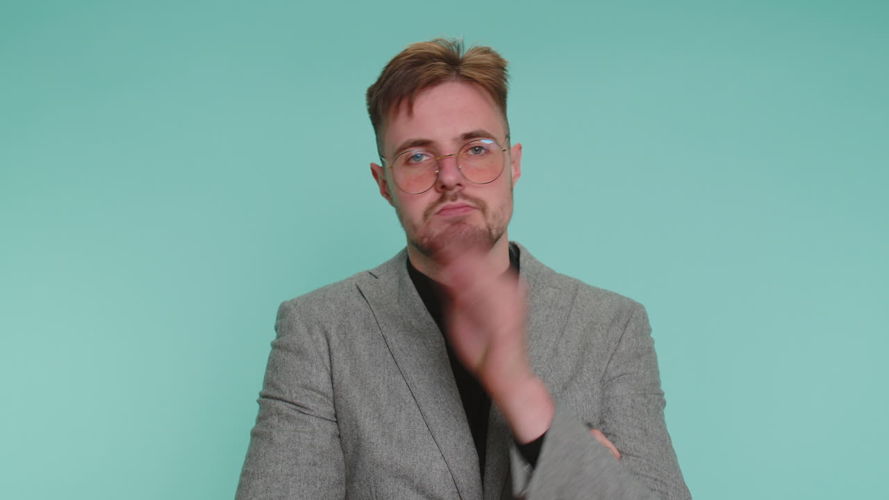 el hombre de negocios dice que no. sostenga la palma, cruce las manos en el gesto de parada. advertencia de finalización. acceso prohibido.