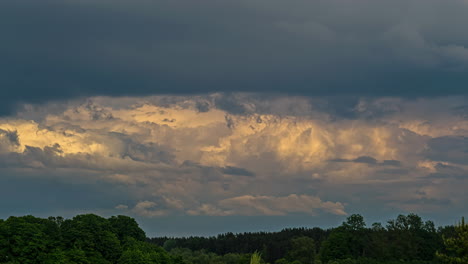 Espectacular-Cielo-De-Puesta-De-Sol-Con-Nubes-De-Tormenta-Rodando-Sobre-El-Bosque-Verde