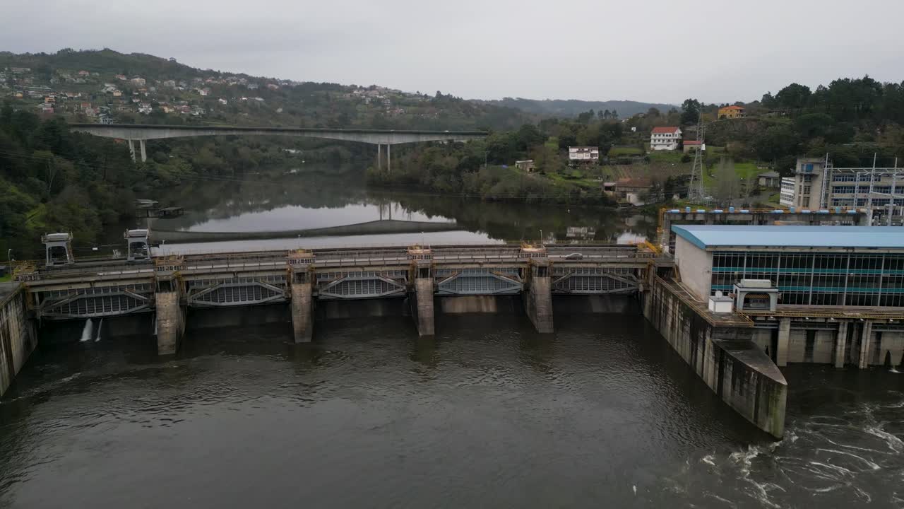 vista frontal de gran ángulo de la presa de agua y la central eléctrica de velle en ourense, galicia, españa y reflejo del puente