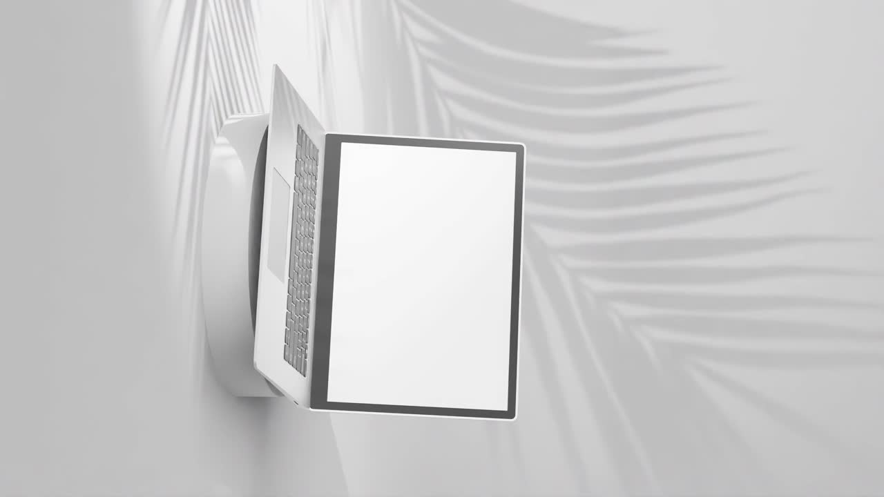 portátil plateado elegante en un pedestal redondo, pantalla vacía con sombras de palma en un fondo blanco vertical