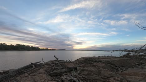 Wunderschöner-Sonnenuntergang-über-Einem-Ruhigen-See