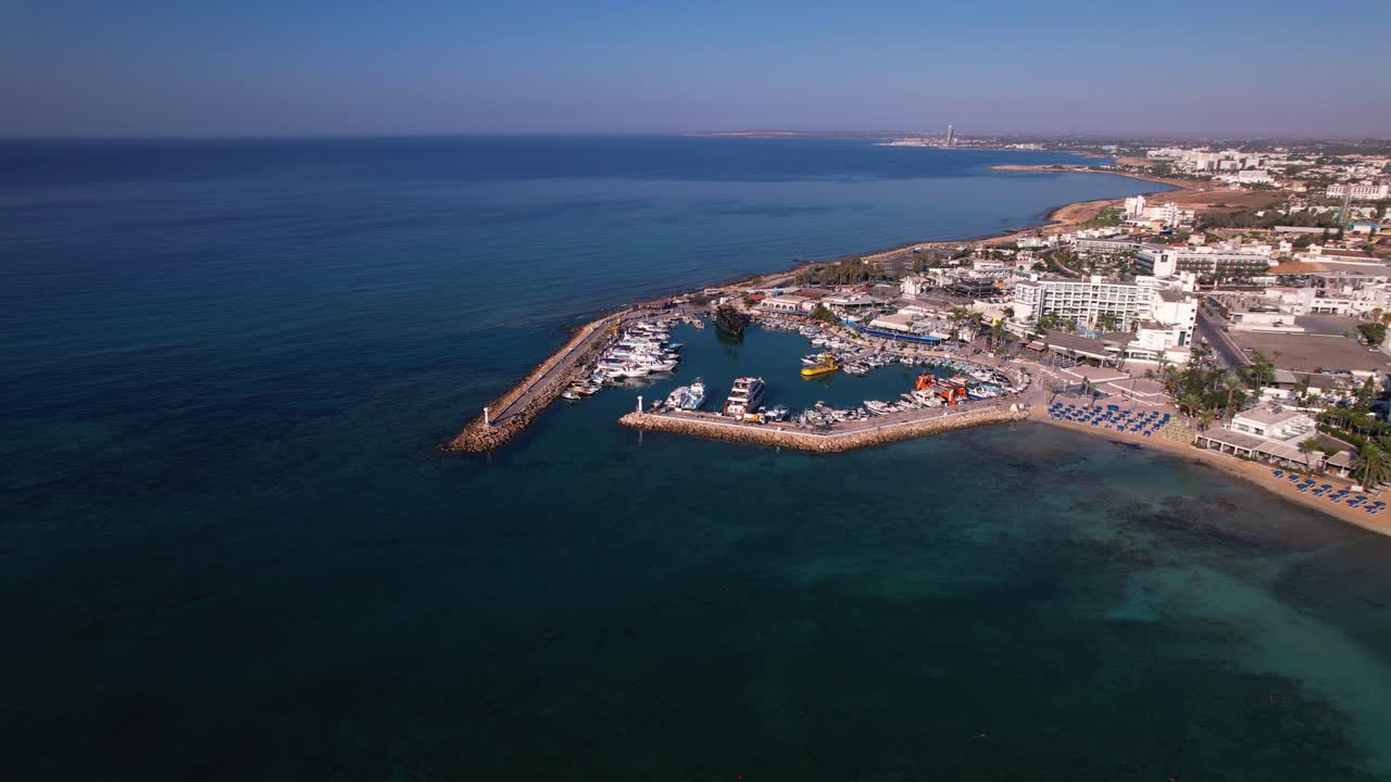 toma de drones al amanecer de la costa de ayia napa y el puerto deportivo en una mañana clara y soleada
