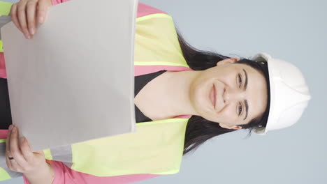 vídeo vertical del ingeniero mirando a la cámara y haciendo un gesto positivo.