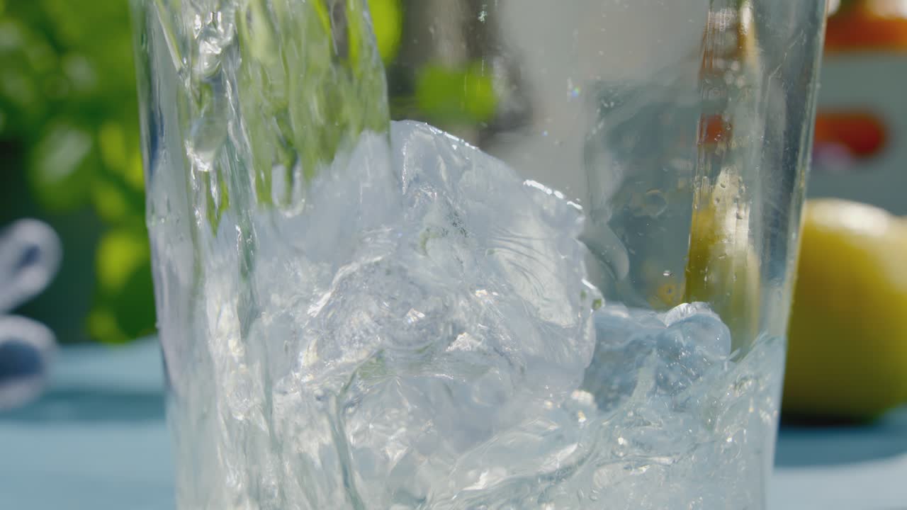 상쾌 한 음료 로 채워지고 있는 항아리 의 근접 사진