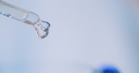 Gotero-De-Agua-Cayendo-Gota-De-Agua