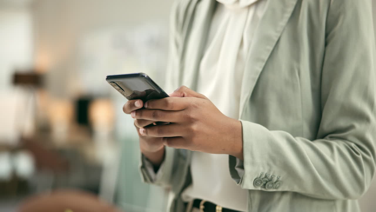 Donna che manda messaggi sullo smartphone