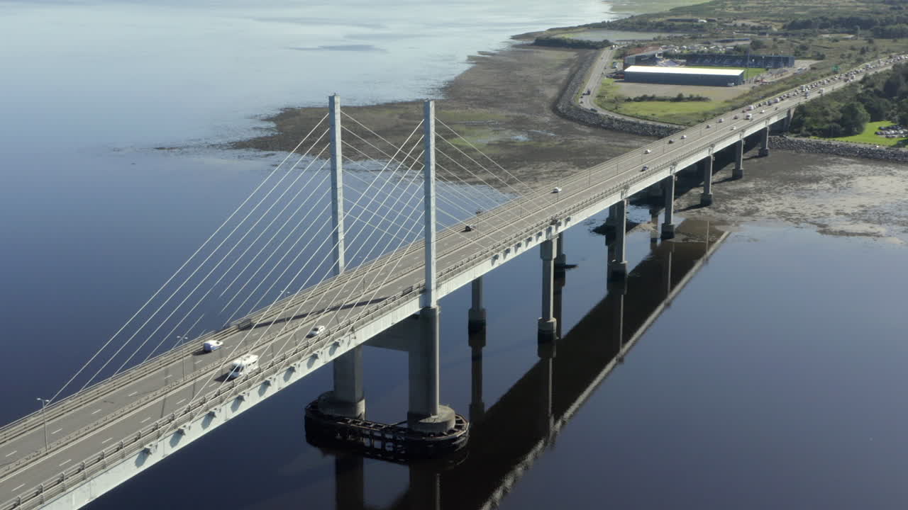 una vista aérea del puente kessock en inverness en una soleada mañana de verano
