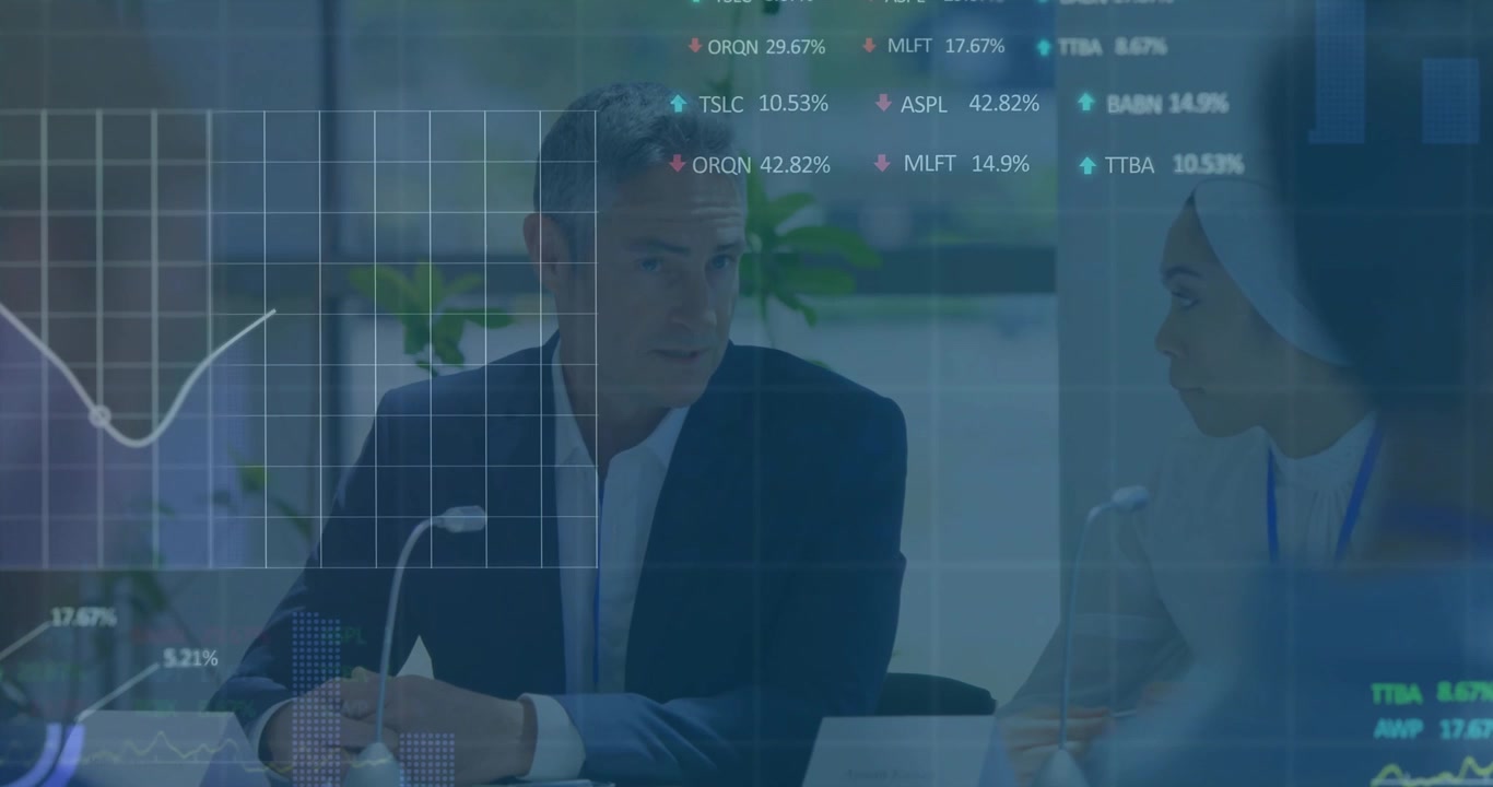 Professionisti aziendali discutono di dati finanziari durante una riunione in un ufficio moderno
