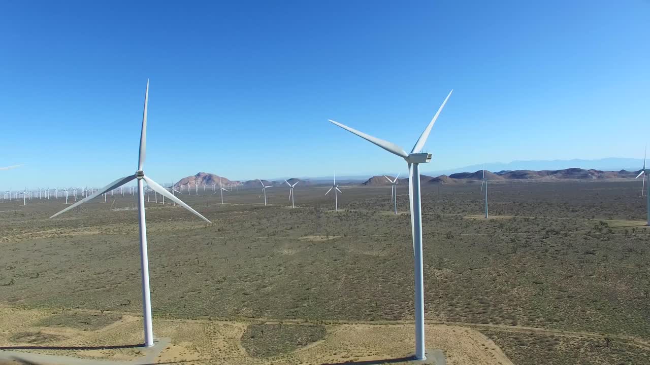 una antena de alto ángulo sobre un parque eólico del desierto de mojave mientras genera energía limpia para california 2