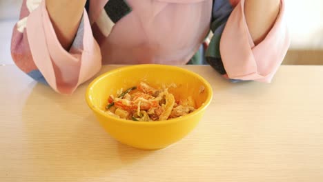 mujer comiendo ensalada de pasta