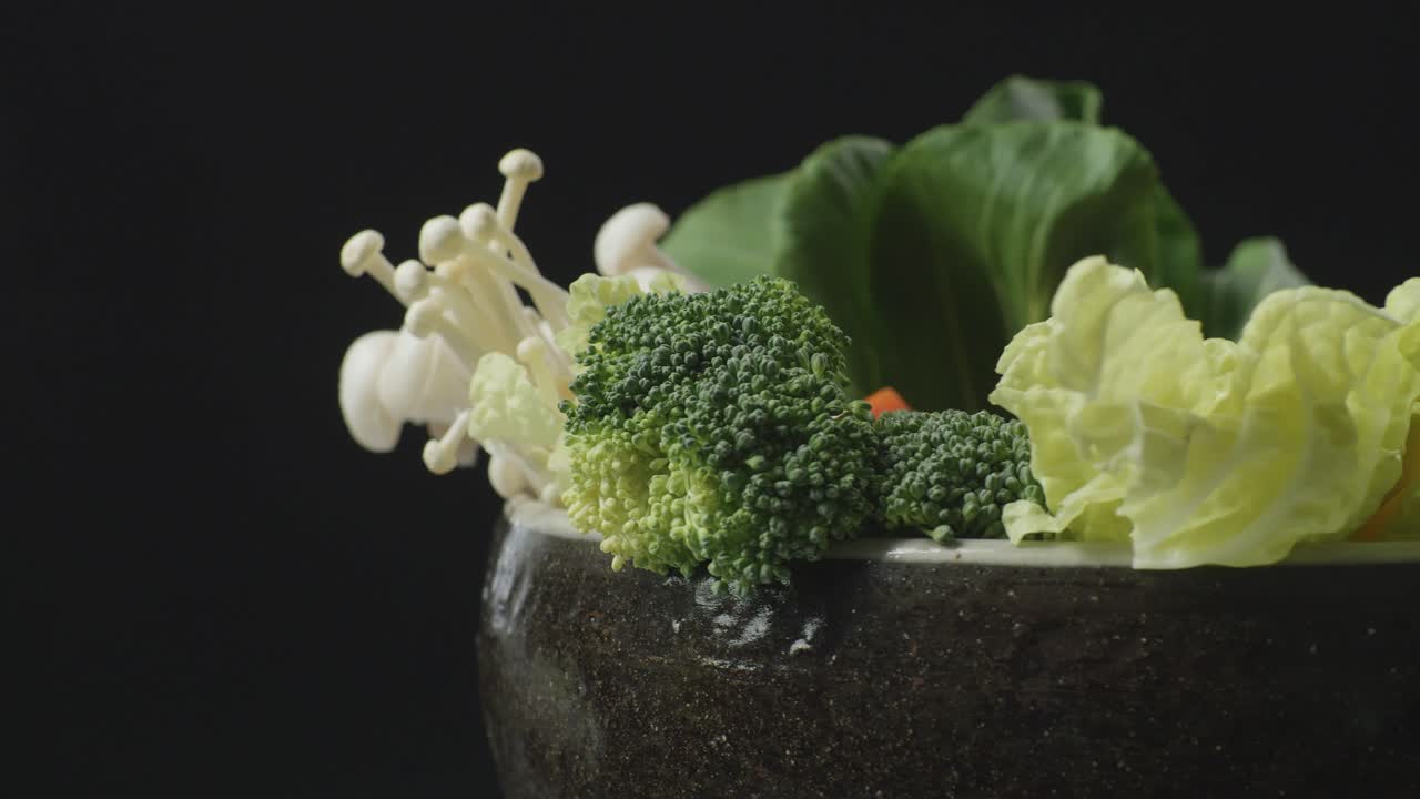 검은색 배경에 회전하는 샤부 재료의 비의 근접