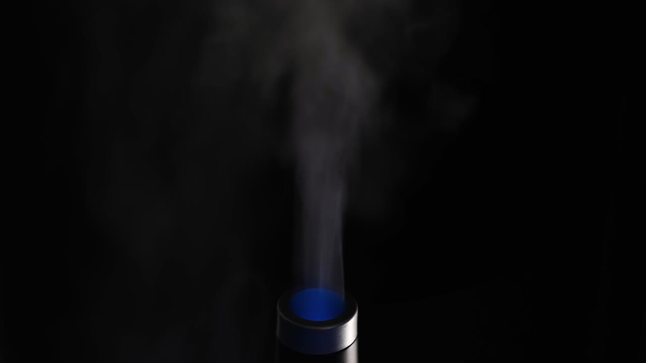 humo y luz azul de un dispositivo