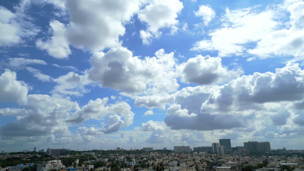 드론이 왼쪽에서 오른쪽으로 회전하는 방갈로르 시