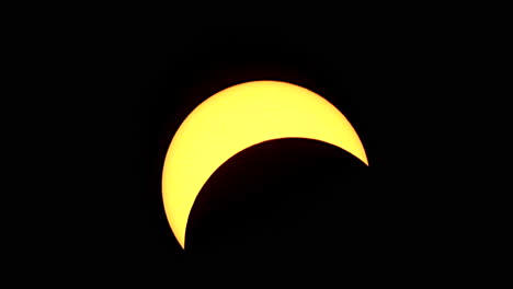 la luna se mueve lentamente a través de la cara del sol durante un eclipse solar