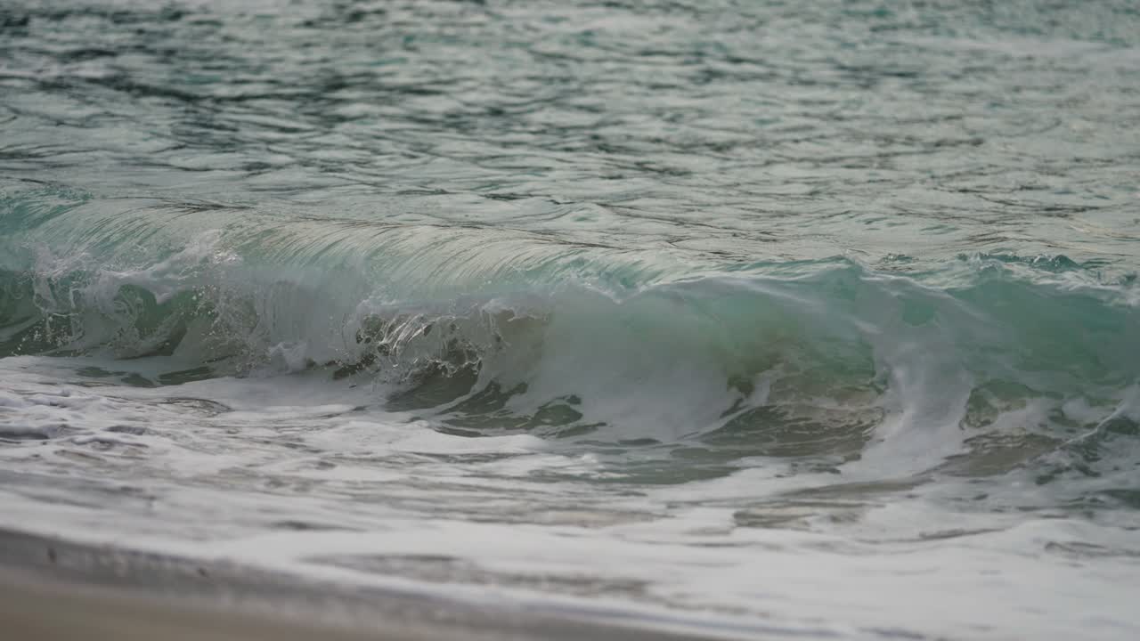 거센 파도가 모래사장에 쏟아지고 있다