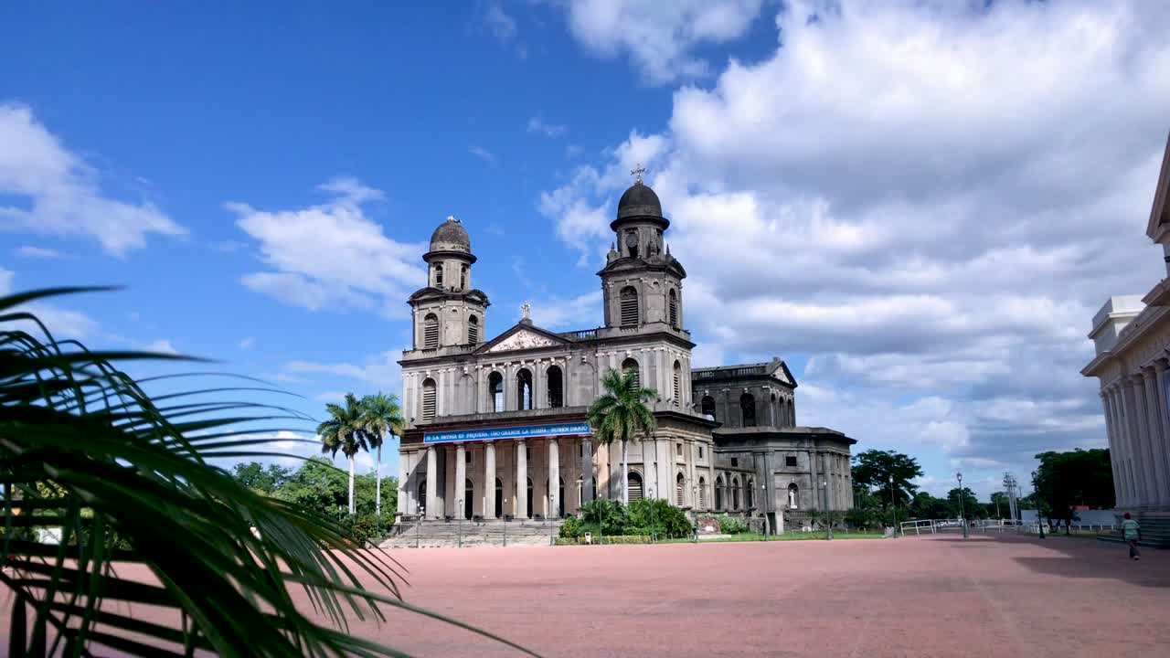 la catedral de managua, capital de nicaragua, es un edificio ahistórico situado en la plaza revolución llamado catedral de santiago apóstol.