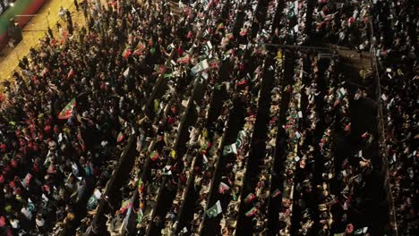 karachi, pakistán - 04 25 2022: miles de simpatizantes se reúnen para la manifestación de protesta antigubernamental dirigida por el suelo de pakistán minar-e-pakistan