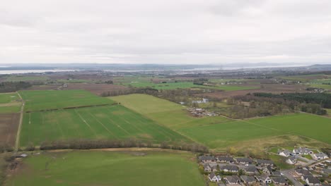 Dundee-Landschaft,-Atemberaubende-Felder-In-Der-Ferne