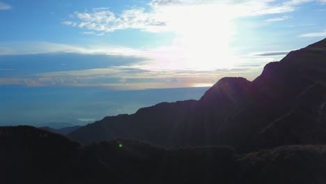 Sonnenaufgang-Landschaft-Berg-Blauer-Himmel-Mit-Ozean-Am-Ende-In-Costa-Rica