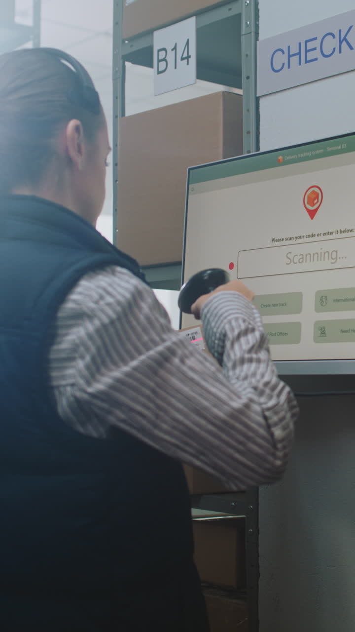 empleado del almacén escaneando paquetes con sistema de seguimiento de la entrega