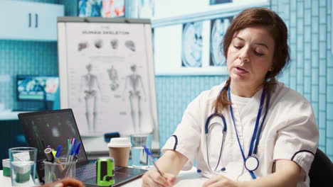 Fachkundiger-Arzt-Erstellt-Ein-Rezept-Mit-Ihrem-Stempel-Zur-Gültigkeit