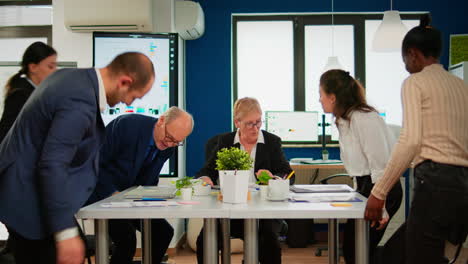 Warteteam-Einer-Leitenden-Managerin-Für-Eine-Geschäftskonferenz