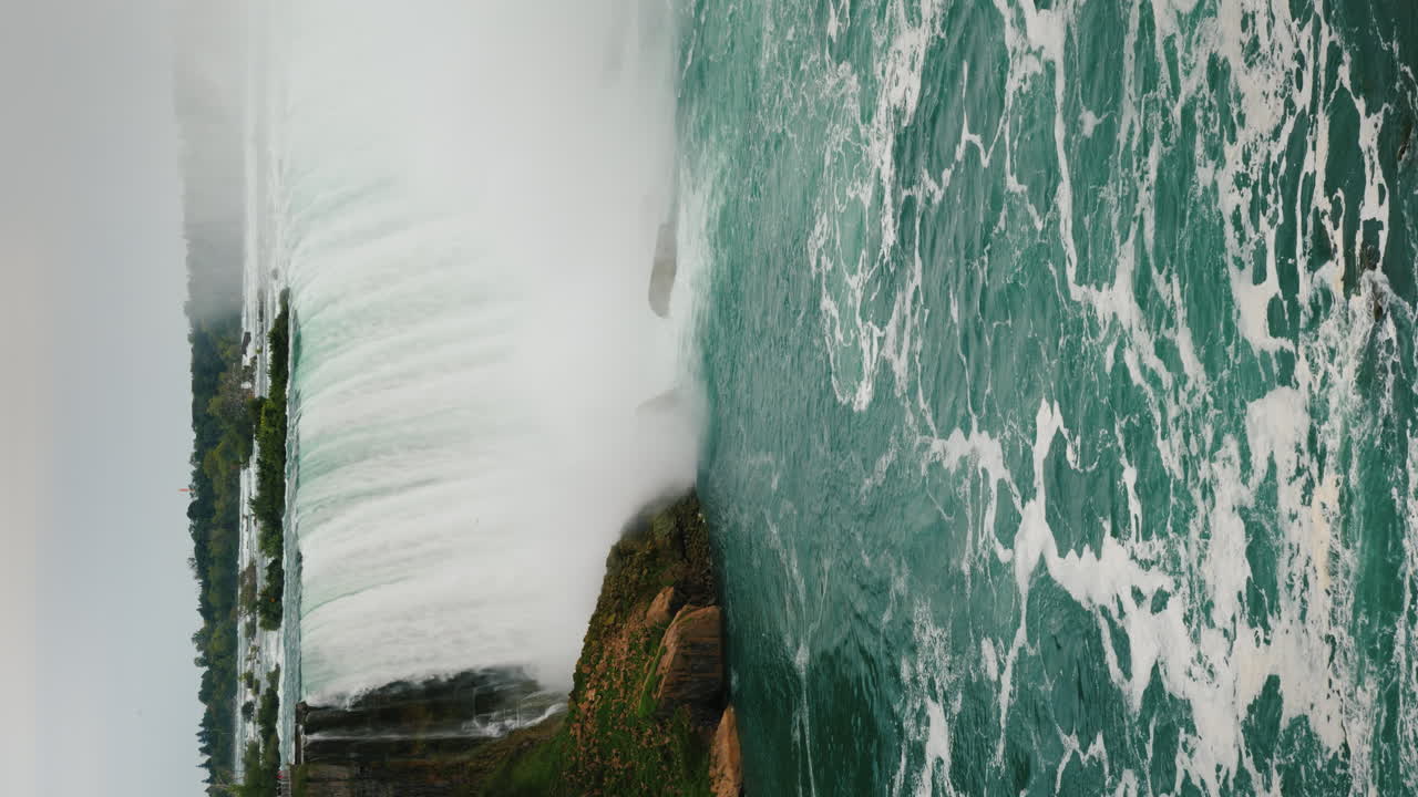 popular entre los turistas video vertical de las cataratas del niágara
