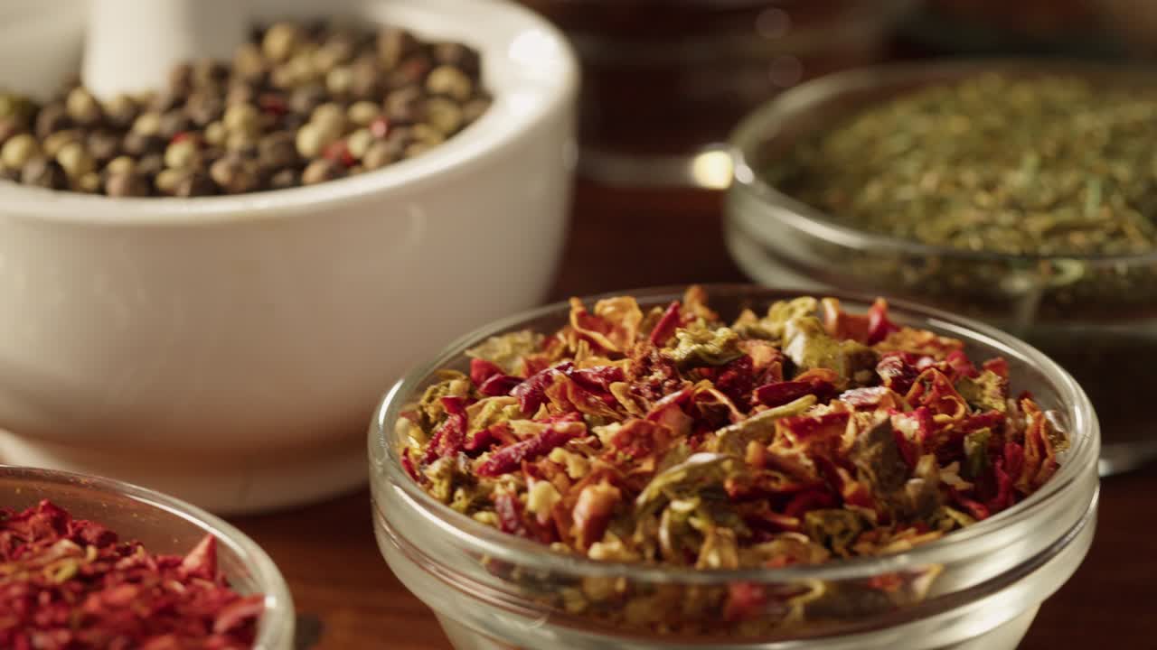 유리 그에서 다양한 향신료, 중동 및 아라비아 문화, 향신료 및 맛, 고추, 코리안더, 간장, 커메릭, 파프리카, 베이 리프, 스타 애니스, 요리용 건조 허브.