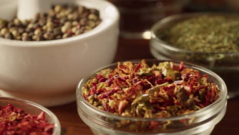 varias especias en cuencos de vidrio de cerca. cultura de oriente medio y árabe. condimentos y sabores. pimienta, cilantro, canela, cúrcuma, pimentón, hoja de laurel, anís estrella. hierbas secas para cocinar.