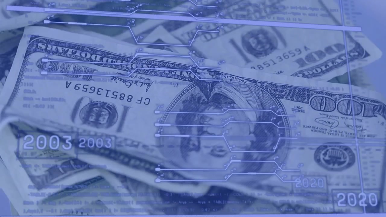 Pila di banconote da 100 dollari che mostra una sovrapposizione di circuiti che scorre in dissolvenza, la telecamera si sposta rivelando anni
