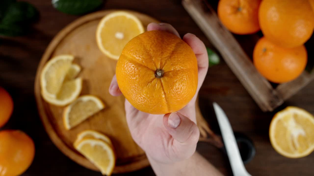 el hombre se convierte en naranja fresca en su mano.