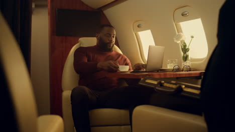 Successful-man-working-laptop-computer-on-business-trip.-African-american-ceo