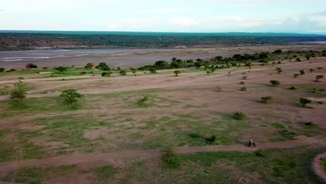 東非坦桑尼亞的ngorongoro crater國家公園的空中全景與旅行摩托車