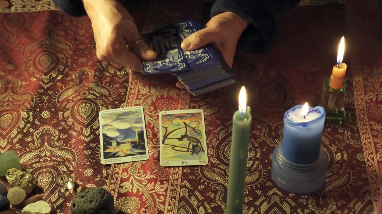primer plano de un tarot extendido con una baraja de tarot inusual para leer el destino en una atmósfera mística de adivinación