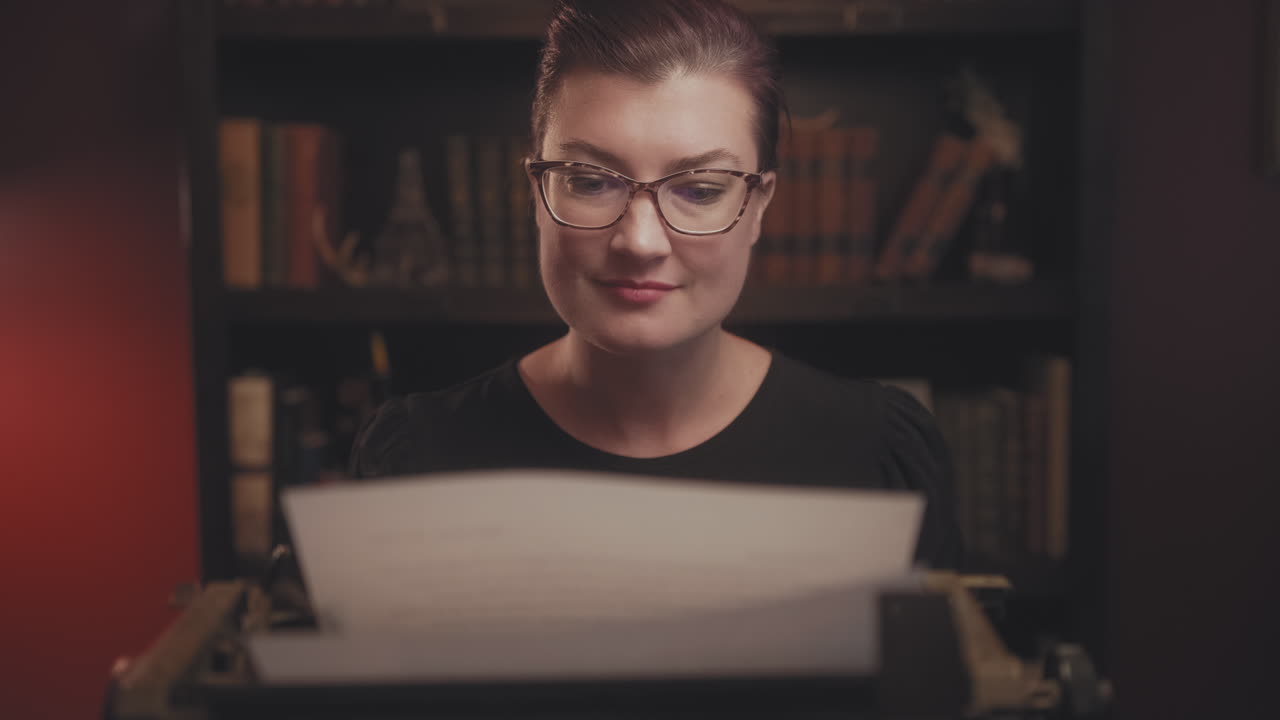 女人微笑和类型在古老的打字机在电影场景 - 娃娃拍摄