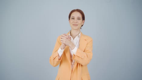 mujer de negocios haciendo una señal de confianza en la cámara.
