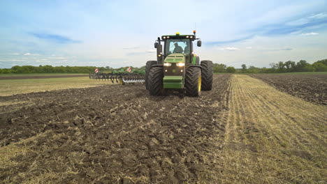 Tractor-Agrícola-Moviéndose-En-El-Campo.-Cultivo-Campo-Agrícola