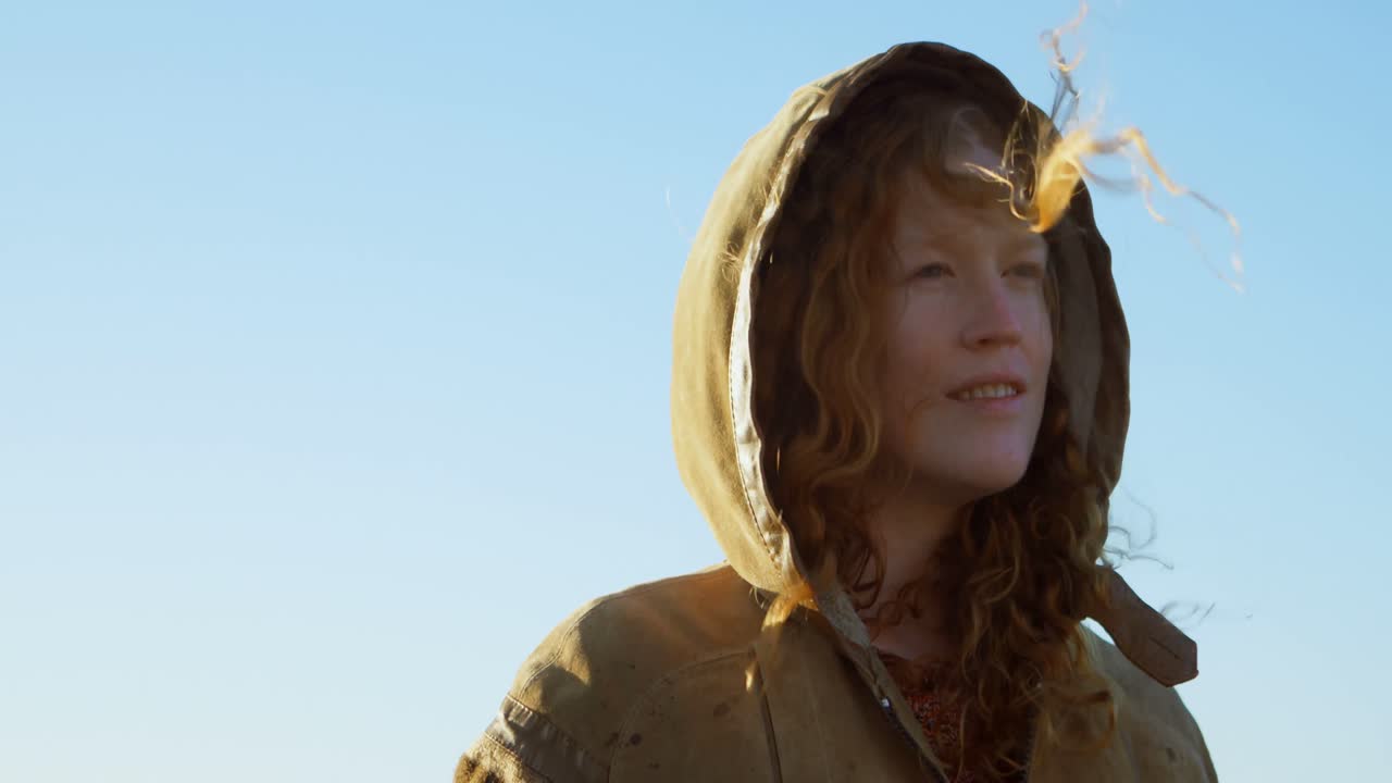 도크에 서 있는 여자 4k