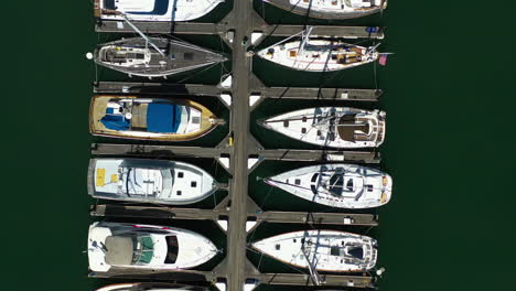 Top-down-drone-shot-above-boats-at-the-marina-in-Sausalito,-in-California,-USA