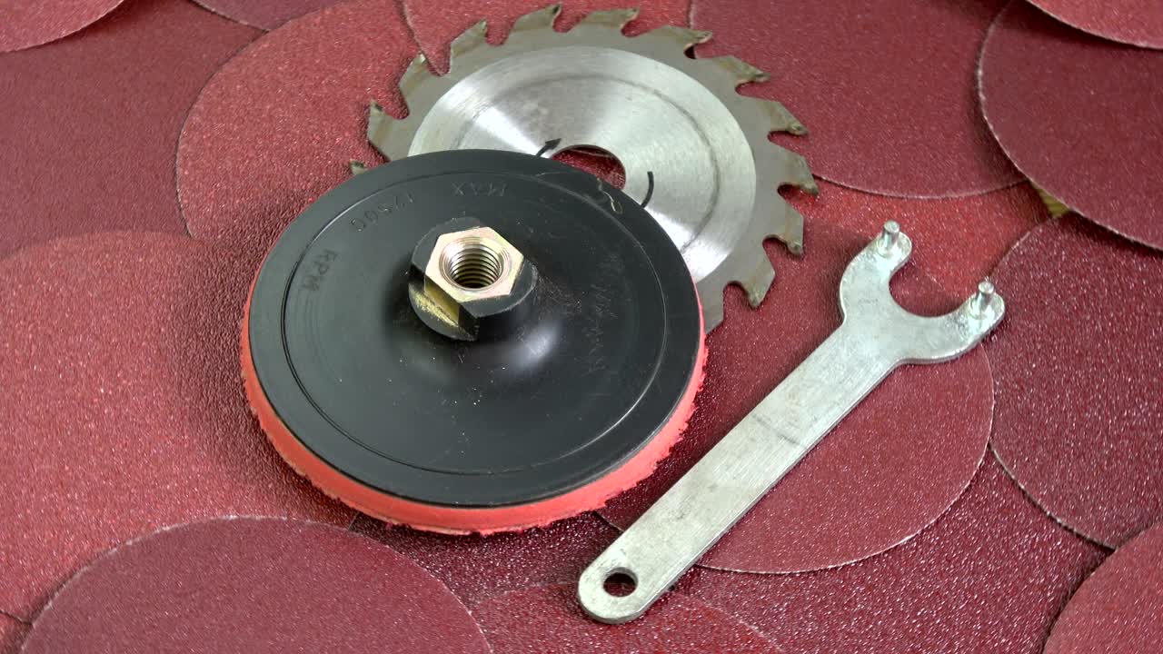 Rotating sanding discs and circular saw tool