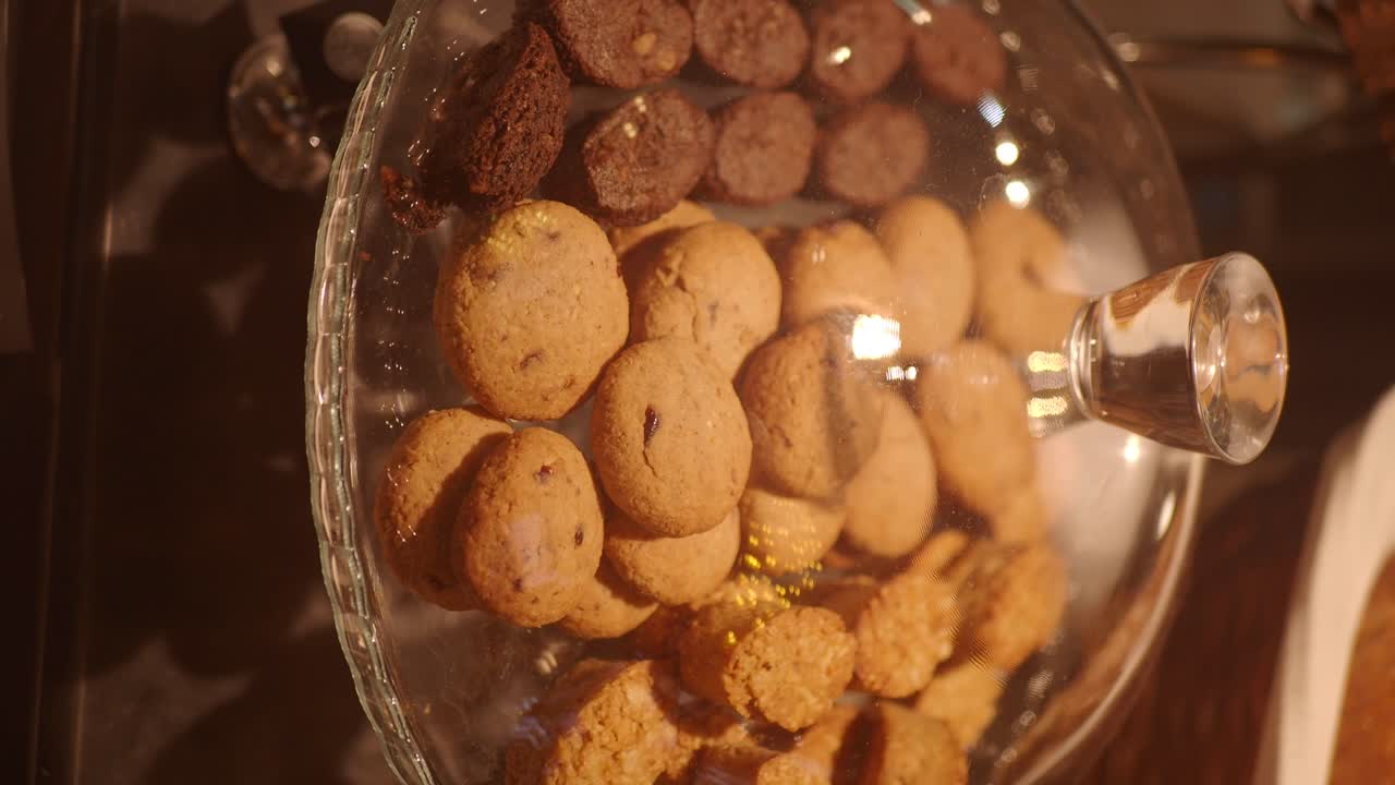 Biscotti e brownies assortiti in una vetrina di vetro