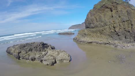 Una-Imagen-Aérea-Que-Se-Eleva-Sobre-Una-Hermosa-Playa-Con-Olas-Rompiendo