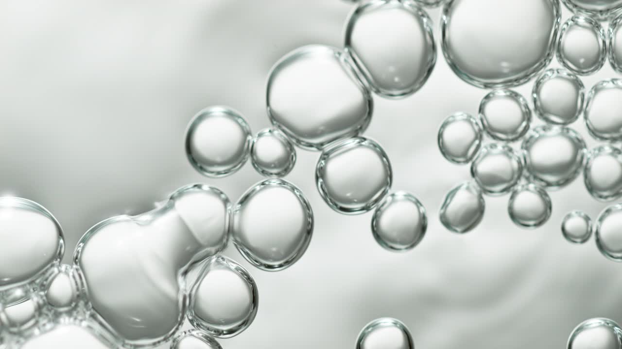 하 바탕에 낮은 각도에서 위로 떠다니는 투명한 거품