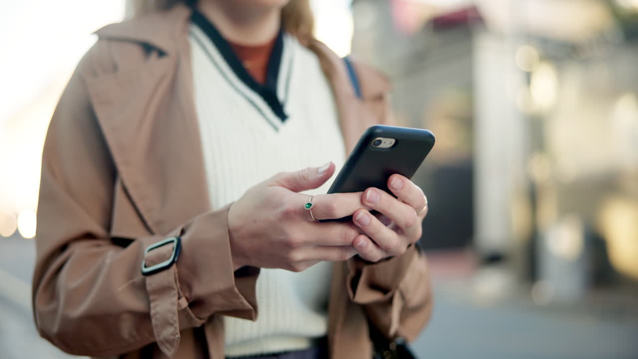 mujer usando el teléfono al aire libre