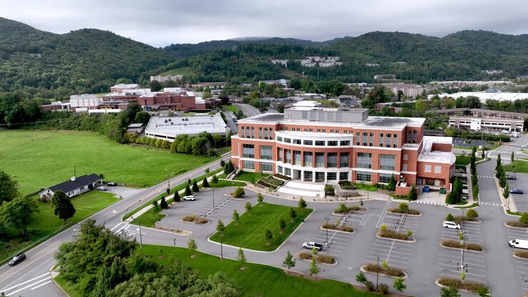 ritiro aereo sopra l'edificio medico dell'università statale degli appalachi con il sistema sanitario degli appalachi sullo sfondo a boone nc, north carolina