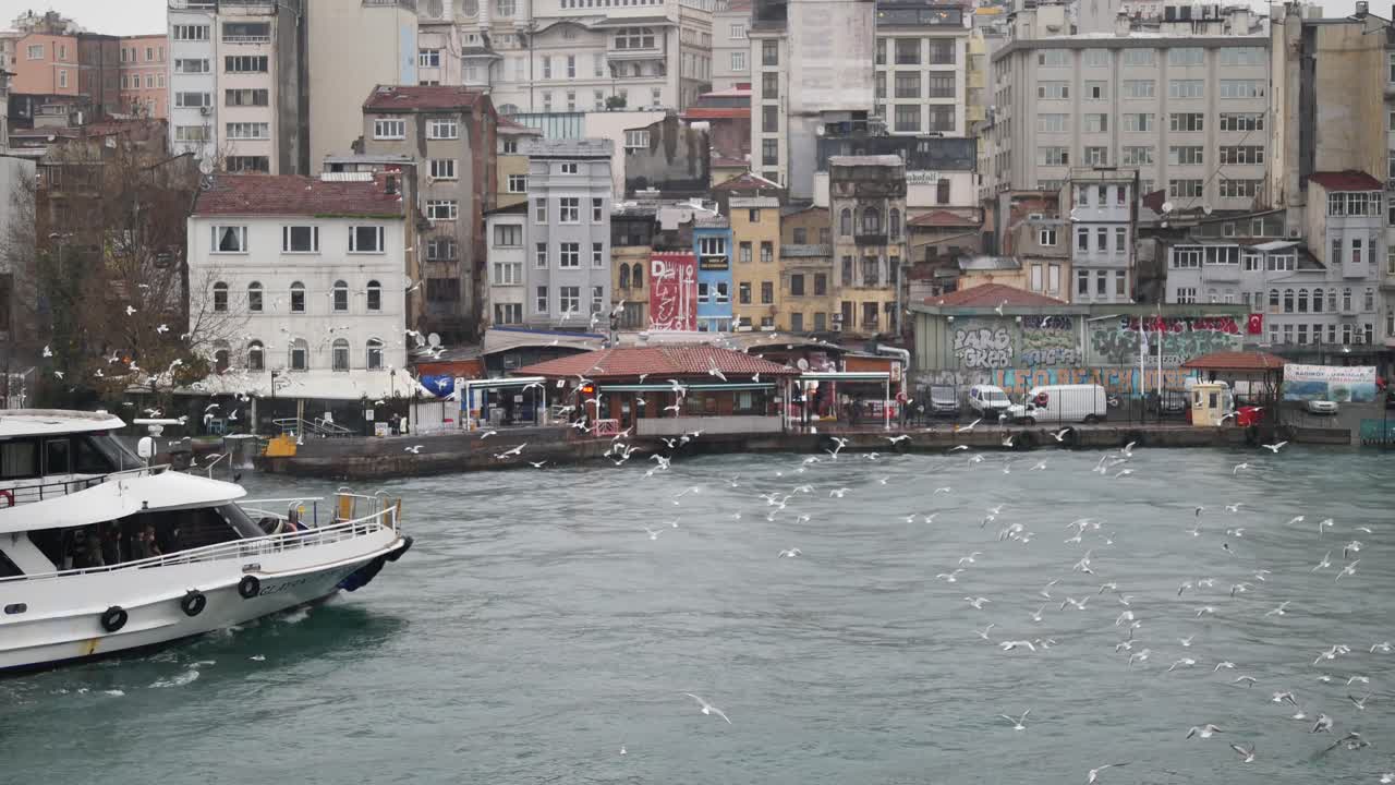 이스탄불 의 바다 를 가로질러 항해 하는 페리 보트